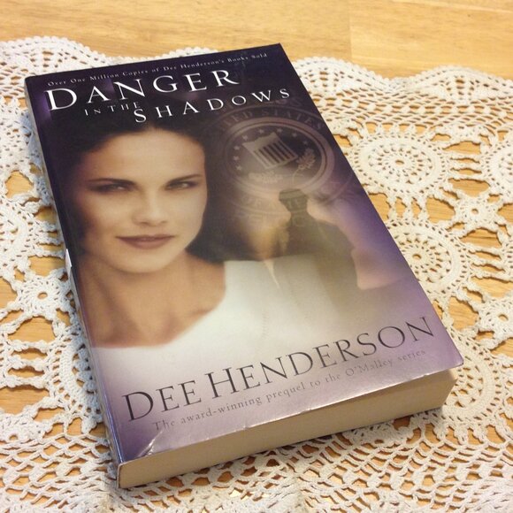 3 for $10 book sale! FBI, Romantic Suspense, Dee Henderson, Danger in shadows - Picture 1 of 7